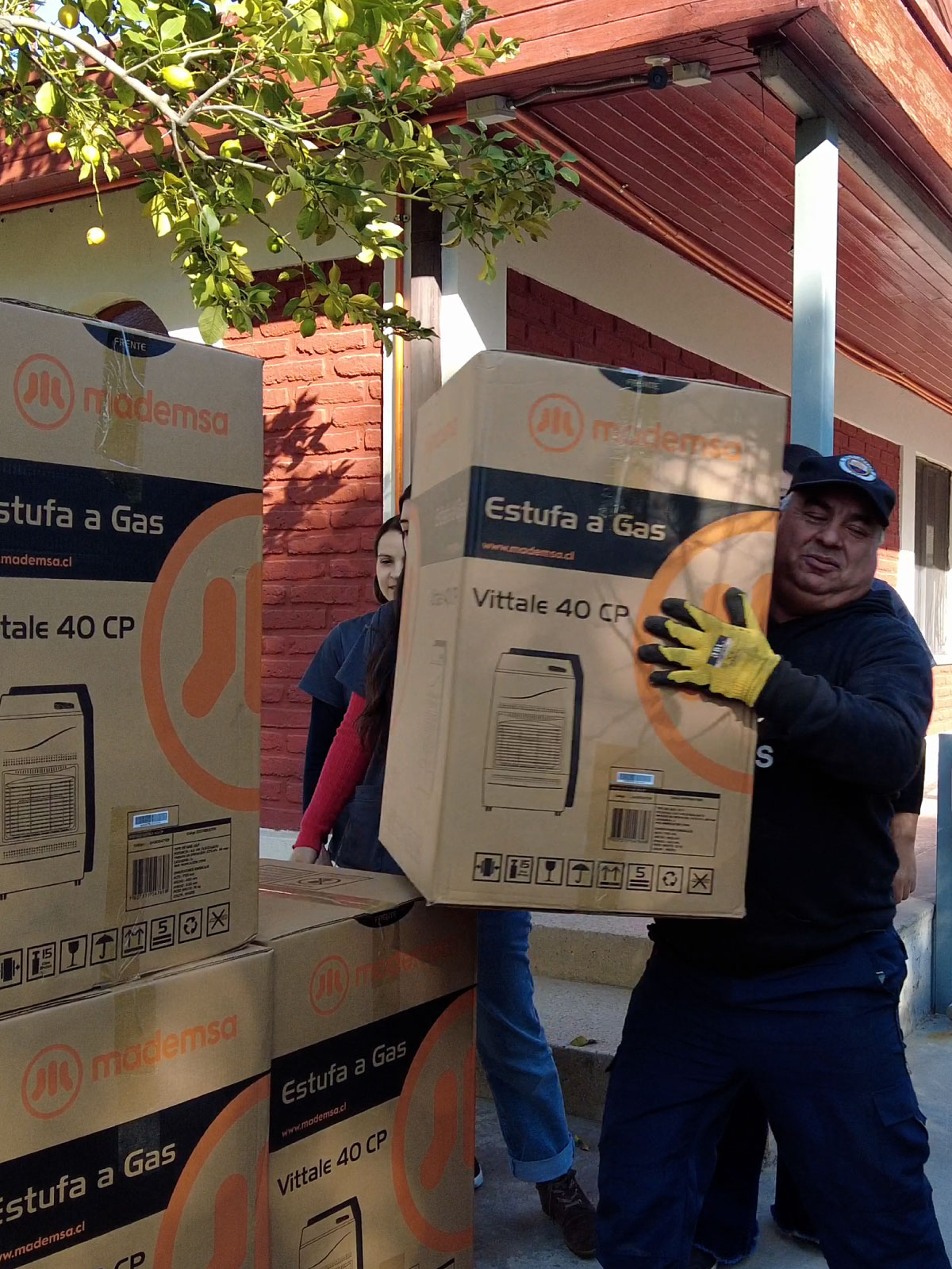 entrega-estufas-voluntarios